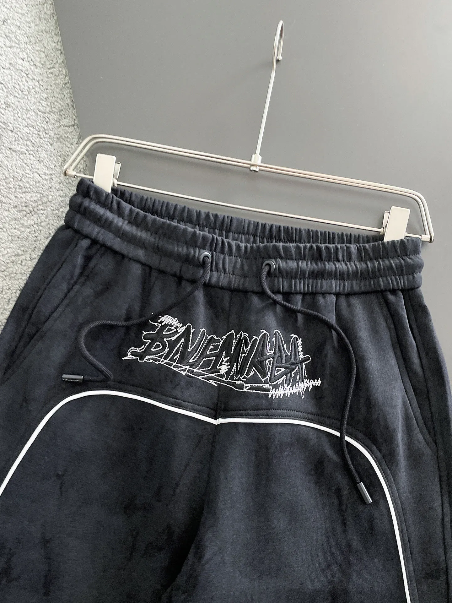 Balenciaga [High Version] 2026 Autumn and Winter latest products, available at counters at the same time, Original product, fashionable casual trousers and casual trousers, using imported original fabrics, top-grade embroidery 🪡 craft letter pattern logo, original hardware accessories decoration, simple yet fashionable, fashionable and handsome upper body, Sizes: M-3XL